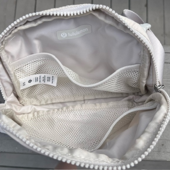 🤍 LULULEMON Everywhere Belt Bag Crossbody, Cream + Hair Clips, Eye Patches - Picture 7 of 7